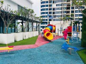 - une aire de jeux pour enfants dans un bâtiment dans l'établissement Reizz Residence by AFFDECH, à Kuala Lumpur