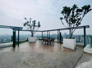 - un balcon avec une table et des chaises dans un bâtiment dans l'établissement Reizz Residence by AFFDECH, à Kuala Lumpur