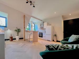 a kitchen and living room with a couch and a table at außergewöhnliche Ferienwohnung Stadtvilla Plauen in Plauen
