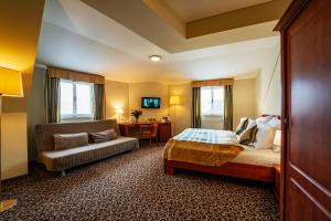 una camera d'albergo con letto e divano di Hotel U Divadla a Praga