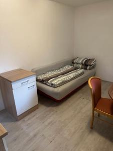 Bett in einem Zimmer mit einem Schrank und einem Tisch in der Unterkunft Wohnung in Sankt Englmar Nr 415 in Sankt Englmar