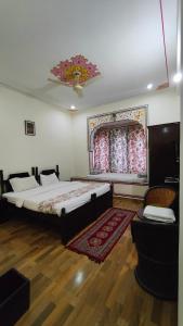 a bedroom with a bed and a window at Rajputana Heritage in Sawāi Mādhopur