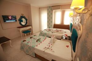 Postel nebo postele na pokoji v ubytování Turk Hotel
