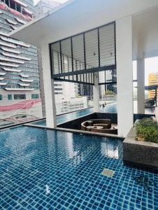 - une piscine dans un bâtiment dans l'établissement Reizz Residence by AFFDECH, à Kuala Lumpur