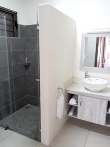 Koupelna v ubytování Charming apartment in Flic en Flac with shared pool + 12 fotografií