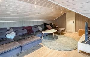 Cozy Home In Svingvoll With Wifi tesisinde bir oturma alanı