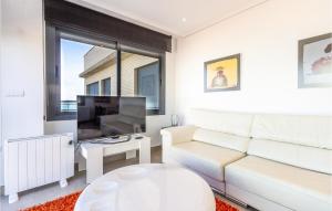 uma sala de estar com um sofá branco e uma televisão grande em Nice Apartment In Campello With Wi-fi em La Venteta