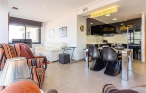 uma sala de estar com cadeiras e uma mesa e uma cozinha em Nice Apartment In Campello With Wi-fi em La Venteta