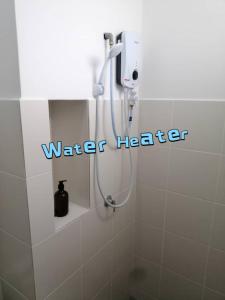 um chuveiro com um aquecedor de água na casa de banho em SSR312/S2TOWN/3R2B HOMESTAY em Seremban