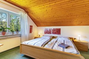1 dormitorio con 1 cama con techo de madera en Ferienwohnung Anne und Peter Bosch, en Alpirsbach