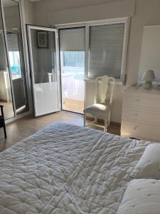 1 dormitorio con 1 cama, vestidor y silla en Casa Alves, en Palmela