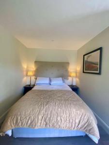 - une chambre avec un grand lit et deux lampes dans l'établissement Impeccable 1-Bed Apartment in gated secure setting, 
