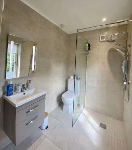 Ванна кімната в Impeccable 1-Bed Apartment in gated secure setting