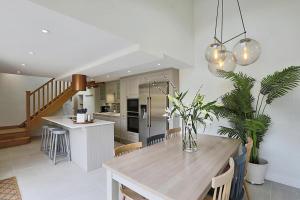 cocina y comedor con mesa de madera en Luxury Cotswold Cottage with hot tub in Stow on the Wold!, en Stow on the Wold