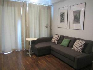 uma sala de estar com um sofá e uma mesa em Apartamento Moderno with AirCo em Oliva
