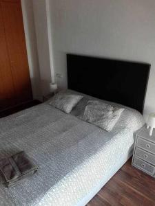 um quarto com uma cama grande e uma mesa de cabeceira em Apartamento Moderno with AirCo em Oliva