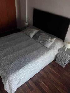 um quarto com uma cama grande e uma mesa de cabeceira em Apartamento Moderno with AirCo em Oliva