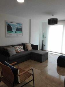 sala de estar con sofá y mesa en Mar Sol y Montaña with Airco en Ador