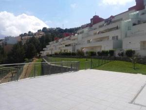 un gran patio con una valla frente a un edificio en Mar Sol y Montaña with Airco en Ador