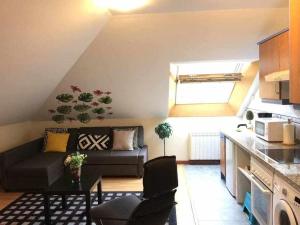 ein Wohnzimmer mit einem Sofa und einem Tisch in der Unterkunft Encanto Asturiano 