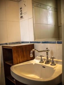 Un baño con un lavabo blanco y un espejo. en Les Arts - Cocon romantique en Baie de Somme, en Boismont 9 fotos más