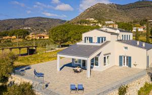 una casa bianca con tetto su un patio di B&B Villa Costanza a Lacona