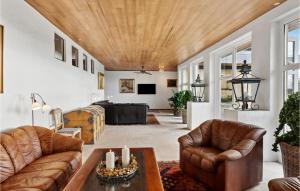 sala de estar con muebles de cuero y mesa en 4 Bedroom Beautiful Home In Brande, en Brande