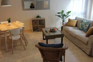 un soggiorno con divano e tavolo di Encanto Mediterráneo with Airco a Oliva