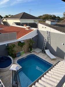 a swimming pool on the roof of a house at CasaparkIndaiatuba in Indaiatuba
