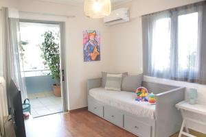 a small bedroom with a bed and a window at Apartamento Central - La Amistad in Athens