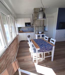 cocina con mesa y sillas en una habitación en Una ventana al Mar en Málaga en Málaga