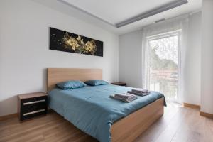 - une chambre avec un lit et une grande fenêtre dans l'établissement Maison duplex 3 chambres à 6km de Bordeaux centre, à Floirac