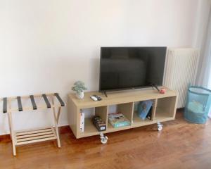 a television on a stand in a living room at Apartamento Central - La Amistad in Athens