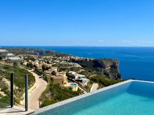 una piscina con vista sull'oceano di Villa Amanecer - Salco la Cumbre a Benitachell