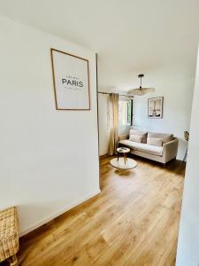 ein Wohnzimmer mit einem Sofa und einem Tisch in der Unterkunft Studio H&M: chic*10 mins Disney*30 mins Paris*wifi in Bussy-Saint-Georges