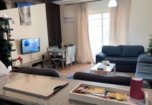 a living room with a blue couch and a table at نغم البحر كيك استار مدينه الملك عبدالله الاقتصاديه مارينا يتطلب عوائل فقط in King Abdullah Economic City