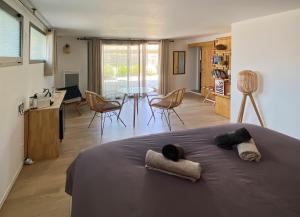 1 dormitorio con 1 cama con 2 toallas en La Villa Hossegor en Hossegor