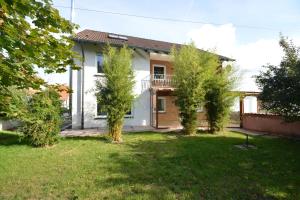 a house with trees in front of a yard at BA02-RI Apartment bei Bamberg in Reckendorf
