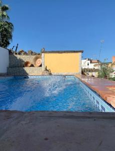 uma piscina com água azul num edifício em Casa rural el castillo em La Puebla de los Infantes