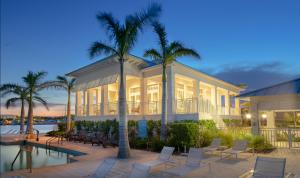 una casa con palme, sedie e una piscina di The Lookout #48 a Key Largo