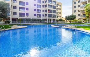 duży niebieski basen z budynkami w tle w obiekcie Nice Apartment In Campello With Wi-fi w mieście La Venteta