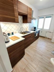 - une cuisine avec des placards en bois et du parquet dans l'établissement Flair BnB, à Budapest