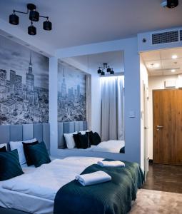 2 camas en una habitación con paredes azules en New Varsovia Comfort 546, en Varsovia