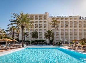 una vista del hotel desde la piscina en Hotel Portomagno by ALEGRIA, en Aguadulce