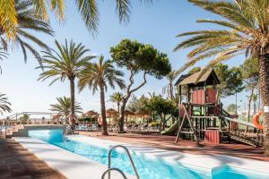 un complejo con piscina con tobogán y parque infantil en Hotel Portomagno by ALEGRIA, en Aguadulce