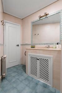 y baño con lavabo y espejo. en GuestReady - Trendy residence near Plaza Mayor, en Madrid