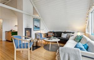 een woonkamer met een bank en een tafel bij Beautiful Home In Knebel With House Sea View in Ørby