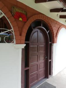 una porta marrone sul lato di un edificio di Cabañita Villa Bella Tarija a Tarija