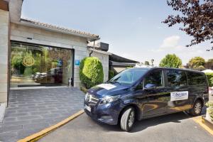 a smart car parked in front of a store at Hotel Best Osuna in Madrid