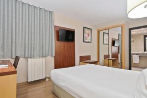 Televisyen dan/atau pusat hiburan di Hotel Best Andorra Center